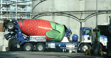 Ein lustiger Betonmischer bei der Arbeit auf Granville Island