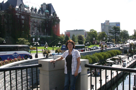 Bettina vor dem Hotel "The Empress"