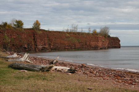 Viel Wasser, schroffe Felsen und wenn dann Sandstrand