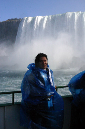 Bettina durchnässt, nach der Fahrt auf der Maid of the Mist