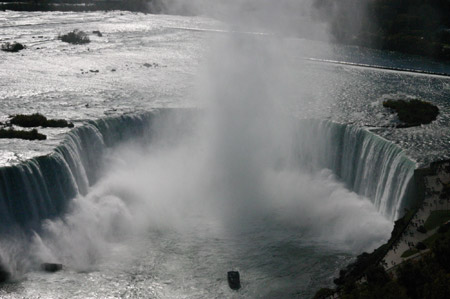 Horseshoefalls - das unten in der Mitte ist ein Boot