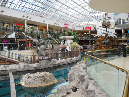 Schiff und Seehundshow in der Mall