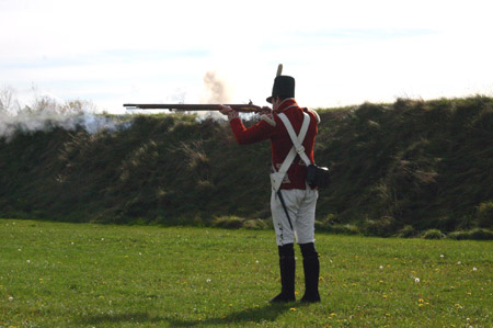 Komparse in Fort George bei einer Waffendemonstration